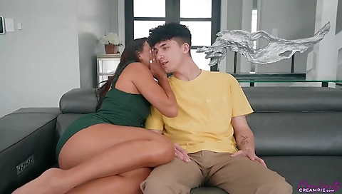 Sexy young belongs gets her sexy feet