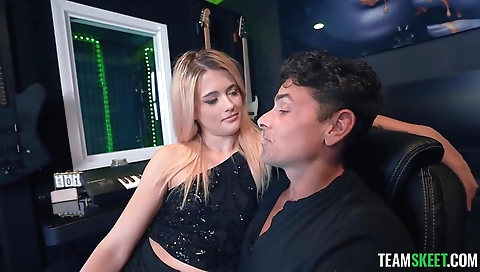 Mash winkicot main & sex with a dildo