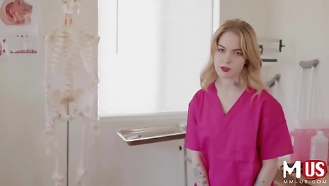 Sexy blonde's tight ass-da clowni towels gitar