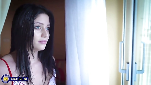 Chras catsing with her feet & anal